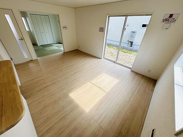 大きな窓から自然光が差し込むリビングです。ナチュラルな床材が部屋全体を明るく演出します。隣接する和室へのつながりも魅力的です。室内はすっきりとした印象で色々なレイアウトが楽しめます。
