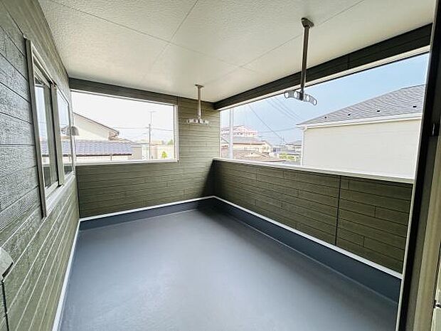 開放感のあるバルコニーはしっかりと屋根がついているため天候に左右されにくい空間です。広々とした設計で使い勝手の良さが感じられます。窓からの明るい光が差し込む爽やかな環境です。