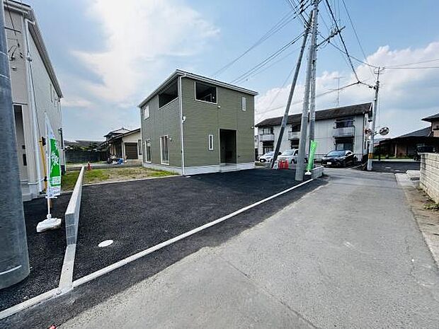 広めに確保された駐車スペースが特徴的です。アスファルト舗装で使い勝手が良い駐車場となっています。敷地内に余裕があり車の出し入れがしやすい環境です。周囲も見通しが良く快適に利用できます。