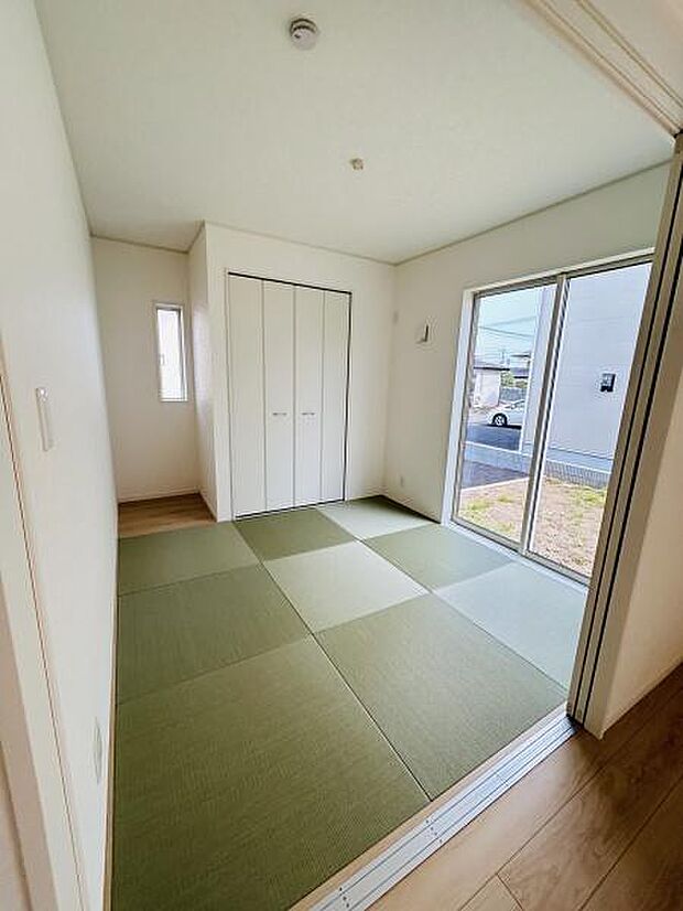 大きな窓から光が差し込む和室です。押入収納も付いており空間をすっきり保てます。畳スペースがうれしいシンプルな設計です。小窓もあり通風も考慮されています。