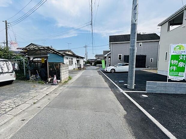 前面道路は幅が確保されており車の出入りがしやすい環境です。物件周辺は静かな住宅地で落ち着いた雰囲気が特徴です。道路沿いに整備された駐車スペースも見られ日々の生活に便利です。