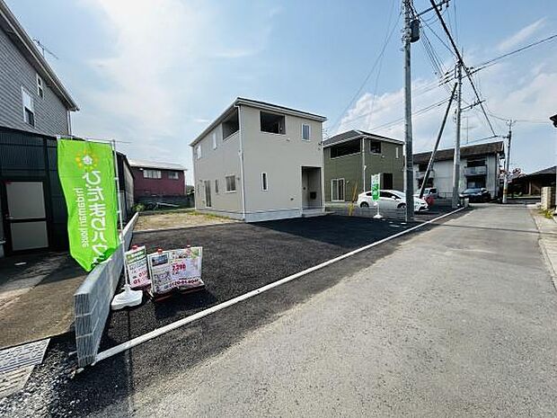 敷地内に広々とした駐車スペースが確保されています。アクセスのしやすい配置で車の出し入れもスムーズに行えます。道路との高低差が少なく利用しやすい駐車場です。舗装されたスペースが複数台分用意されています。