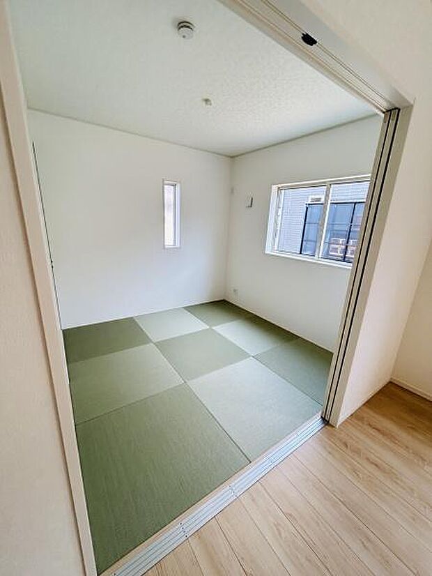 ナチュラルな色合いの畳が印象的な和室です。窓からの採光で明るさが確保されています。シンプルな造りでさまざまな用途に対応できます。スライドドアで空間を有効に使えます。