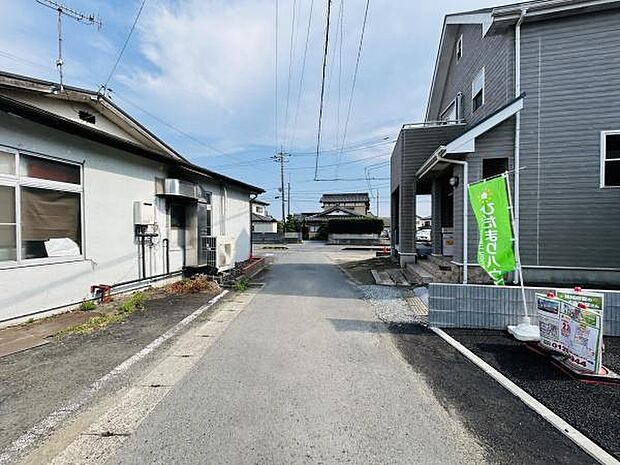 前面道路は幅員が確保されており車の出し入れもスムーズに行えます。周辺には落ち着いた住宅が並び静かな環境が広がっています。電柱や配線もきれいに整備されており整然とした印象があります。