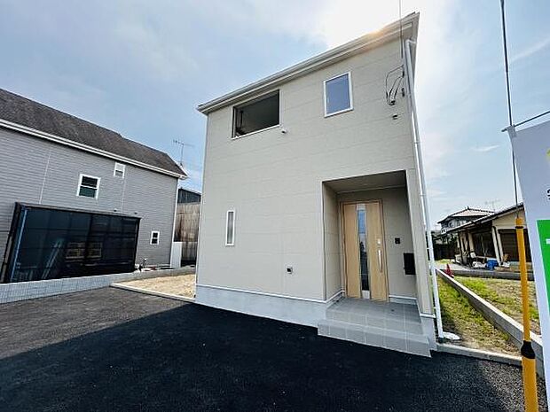 シンプルでスタイリッシュな外観が特徴の戸建住宅です。明るい色調の外壁が清潔感を演出しています。玄関ポーチは雨の日も安心な設計です。駐車スペースが広く車の出し入れもスムーズです。