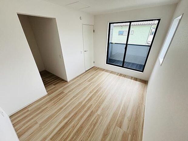 明るい光が差し込む子供部屋です。すっきりとした内装でお手入れも簡単です。使いやすい間取りで収納スペースも確保されています。窓が大きく開放感があります。バルコニーにもアクセスしやすい設計です。