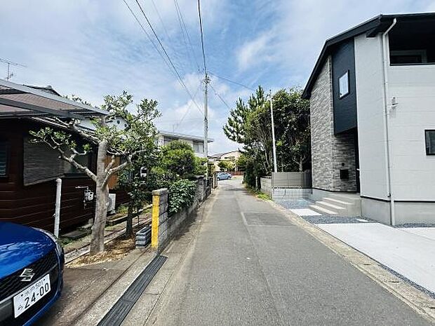現地周辺は幅員がしっかりと確保された道路が広がり車の出し入れもスムーズに行えます。前面道路は見通しが良く交通量も少なめな印象です。近隣は住宅が整然と建ち並び落ち着いた雰囲気が感じられます。