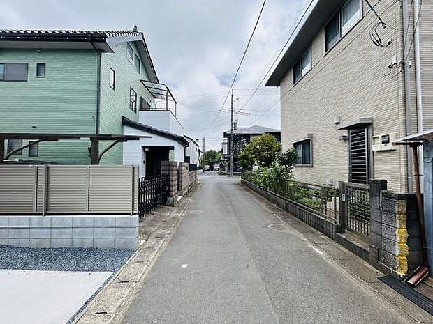前面道路がすっきりとした印象です。周辺には落ち着いた住環境が広がっています。道路幅が確保されていて住まいとしても利用しやすい印象です。両側には住宅が立ち並び整った街並みが見受けられます。