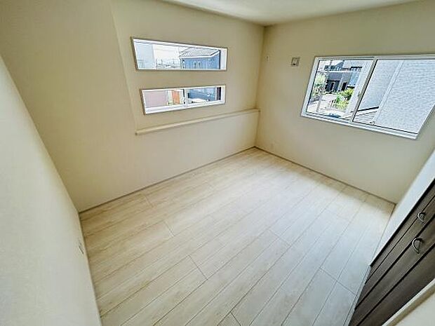 二面に設けられた窓から光が差し込み室内が明るく保たれます。シンプルな内装でさまざまなインテリアに対応します。収納スペースも備わっており使い勝手に配慮されています。