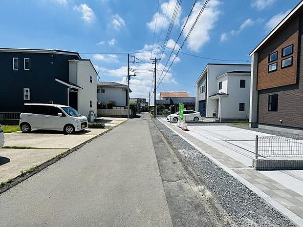 前面道路が整備され住宅街の一角に位置しています。幅員も十分にあり車の出入りがしやすい印象です。周囲には新しい建物が並び開放感も感じられます。陽当たりも良好なエリアです。