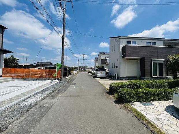 前面道路は広々としており車の出入りもスムーズに行えます。周辺は住宅が並ぶ静かな雰囲気です。見晴らしも良く開放感があります。道路沿いには整った住宅が立ち並び清潔感が漂っています。