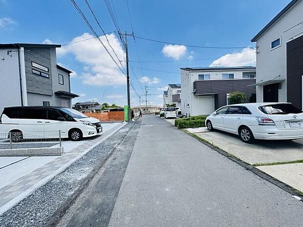 前面道路は幅が広く見通しの良い環境です。住宅街の落ち着いた雰囲気が感じられます。車の出し入れもしやすく整然とした街並みが広がっています。両側に住宅が建ち並びすっきりとまとまった印象です。