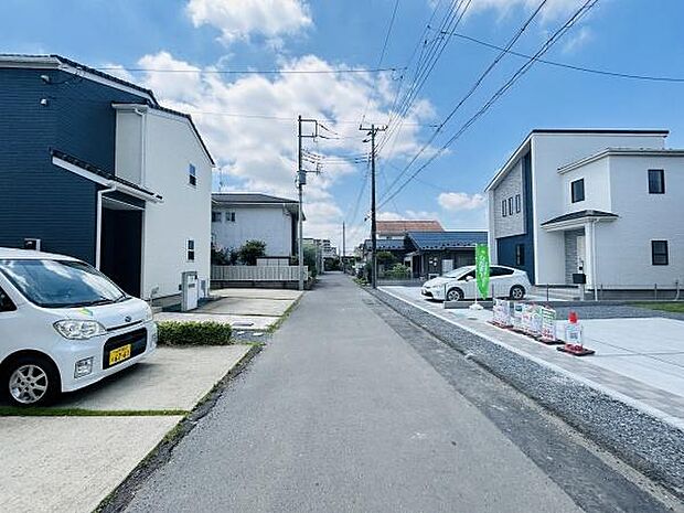 前面道路は見通しが良く車の出し入れもしやすい環境です。周囲はゆとりある住宅が並び落ち着いた雰囲気が感じられます。舗装された道路がしっかり整備されているため日々の移動も快適に行えます。