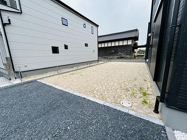 手入れのしやすい庭スペースです。シンプルな砂利敷きで清潔感があります。周囲はフェンスで囲まれておりプライベートな空間が確保されています。明るい日差しが差し込む開放的な印象です。
