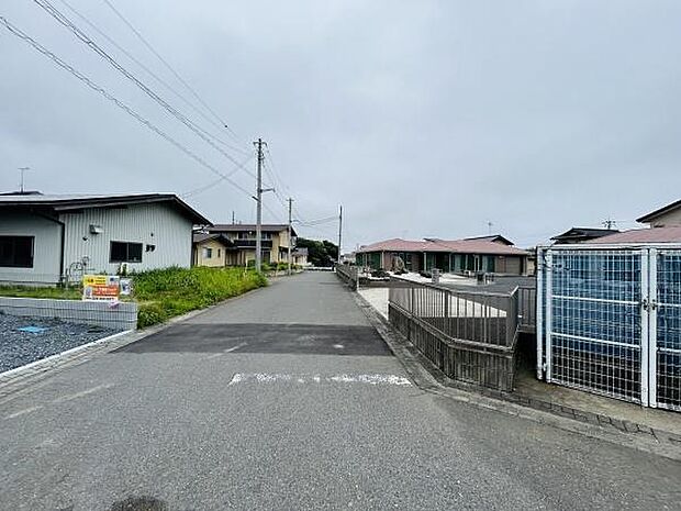 現地の様子がよくわかる前面道路を含む写真です。道幅が広く車の出入りもスムーズに行えます。周囲は住宅が並び落ち着いた街並みが感じられます。舗装状態も良好で安心してご利用いただけます。