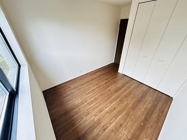 明るい日差しが差し込む子供部屋です。清潔感のあるフローリングが特徴となっています。壁面には収納スペースが配置され使い勝手の良さが魅力です。落ち着いた色合いで幅広いインテリアに合わせやすい設計です。