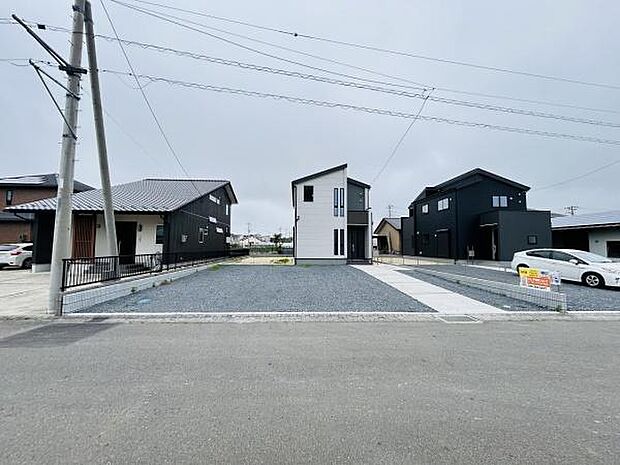 広々とした駐車場スペースが確保されています。前面道路からのアクセスもスムーズです。複数台の車を駐車することが可能な設計です。シンプルな造りで管理もしやすい環境となっています。