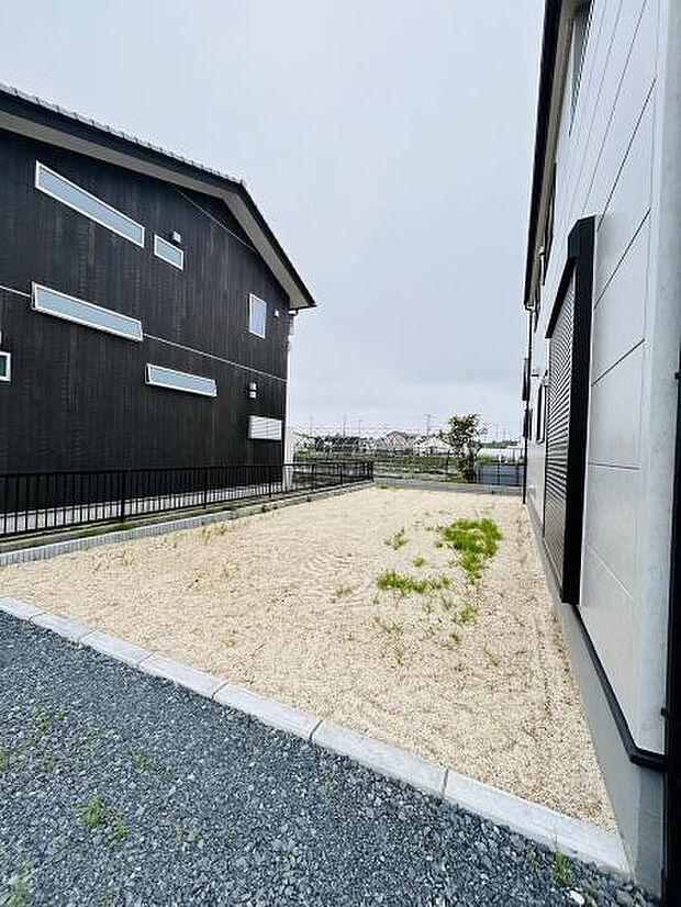 庭は周囲にフェンスが設置され安心感があります。広々とした空間で使い方の自由度が高いです。整地された砂利敷きが特徴的です。隣家との距離もしっかりと確保されています。