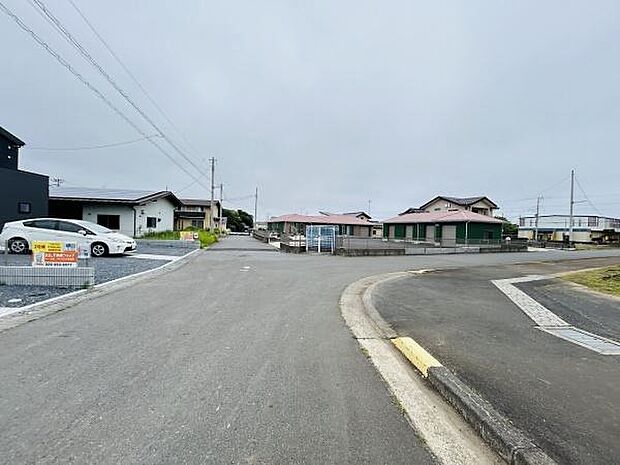 前面道路は幅員が広く車の出し入れがスムーズに行えます。現地は閑静な住宅地に位置しており周辺の住宅も整然と建ち並んでいます。すっきりとした見通しの良い道路で圧迫感を感じにくい環境です。