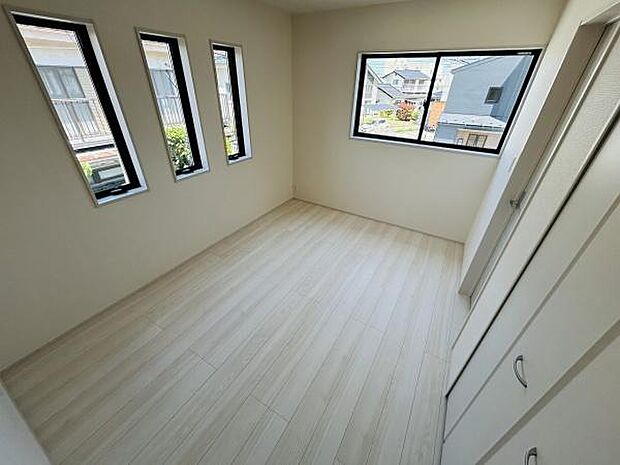 採光性の高い窓が多く明るい印象の子供部屋です。収納スペースが備え付けられているためお部屋をすっきり保てます。床の色合いがやさしく清潔感があります。開放感のあるレイアウトです。