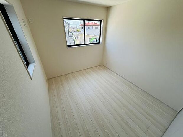 明るい光が差し込む洋室です。シンプルな内装で家具の配置もしやすい形状となっています。窓が2カ所あり通風も良好です。ナチュラルなフローリングが空間を広く見せます。壁面もすっきりとした仕上げです。