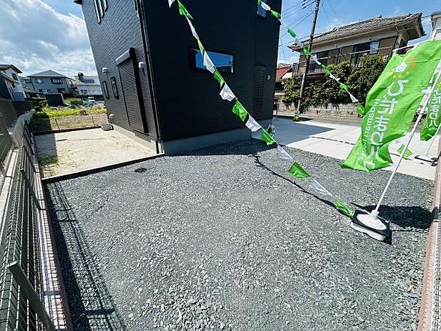 日当たりの良い庭スペースです。敷地が広く様々な用途に活用できます。周囲にフェンスがあり安心感があります。建物の横に位置しており開放的な印象です。砂利敷きで管理がしやすいです。