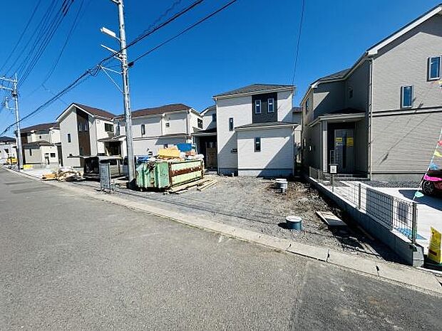 シンプルな外観デザインの建物が並ぶ住宅街の様子です。道路幅が広く車の出入りもスムーズです。前面道路は整備されており通行も快適です。建物の配置が整っておりゆったりとした空間が確保されています。