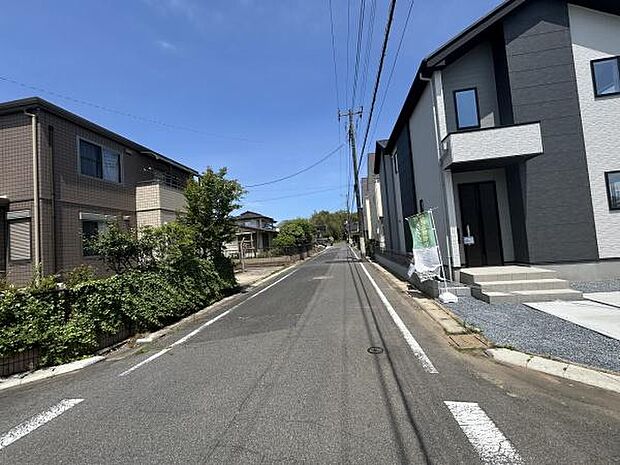 前面道路は幅があり車の出し入れもしやすい環境です。周囲には落ち着いた住宅が並び整った街並みが広がっています。建物の外観もシンプルで清潔感があります。