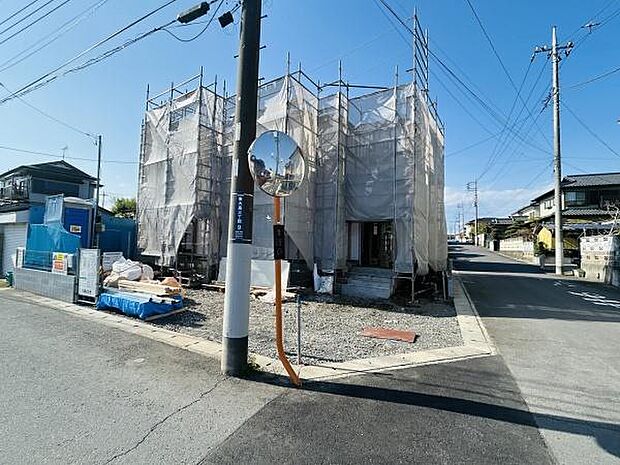 建築中の物件が角地に位置しており開放感のある立地です。工事は着々と進行しており将来的な完成が楽しみです。周辺は落ち着いた住宅街で前面道路も整備されています。住みやすさを感じさせる空間になっています。