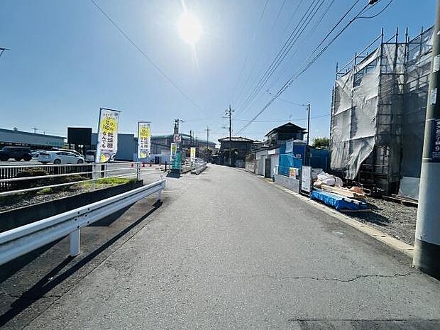 前面道路が広く車の通行もしやすい道幅となっています。現地付近は見通しが良く交通安全にも配慮されています。周辺は住宅や施設が点在し落ち着いた街並みが広がっています。