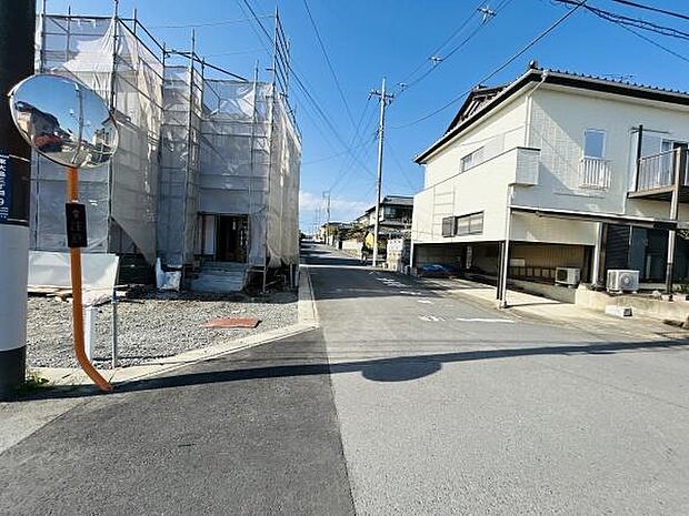前面道路は幅員が確保され車の出入りもしやすい道幅です。周辺は落ち着いた住宅が建ち並び電柱やカーブミラーも設置されています。舗装された道路により歩行や自転車の通行もしやすいです。