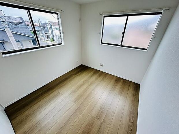 二面採光で明るさが感じられる子供部屋です。木目調フローリングが室内に落ち着いた雰囲気を演出しています。壁や窓枠などもシンプルで使いやすい印象です。お好みのインテリアでアレンジしやすい空間です。