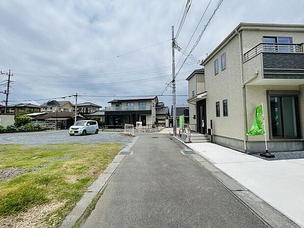 前面道路は幅広く車の通行もスムーズに行えます。住宅周辺は落ち着いた印象で建物の外観も整っています。駐車スペースもゆとりがありアクセスしやすい環境です。