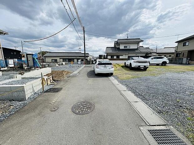 前面道路は車の通行に十分な幅があります。周囲には住宅が並び落ち着いた印象です。現地までのアクセスも分かりやすい道のりです。駐車スペースも確保しやすい環境です。