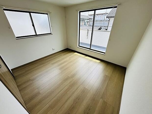 二面採光で日差しがしっかり入る寝室です。ナチュラルなフローリングが落ち着いた印象を与えます。シンプルな造りでインテリアのアレンジがしやすい空間です。収納スペースも備わっており使い勝手の良さが特徴です。