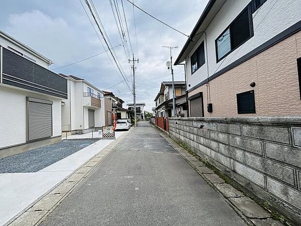 前面道路は十分な幅員があり車の通行や移動がしやすい環境です。周辺は住居エリアで落ち着いた雰囲気が広がっています。道路沿いには新しい住宅も多く整った街並みです。現地からのアクセスもスムーズです。