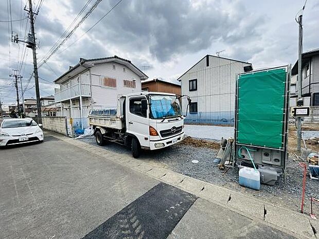 前面道路が広々としており車の出入りもスムーズに行えます。周囲には新しい住宅が建ち並び整った街並みが特徴です。建築工事が進行中で今後の変化が楽しみな環境です。