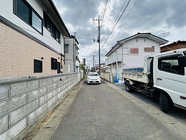 前面道路は幅員が広く車の出し入れがしやすい環境です。落ち着いた住宅街の雰囲気があり周辺は整然とした街並みです。現地の様子を写真でご確認いただけます。建物や道路の状態がわかりやすい写真となっています。