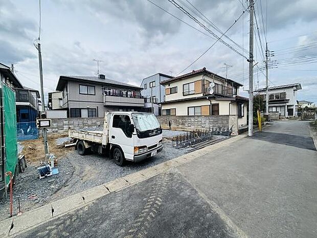 閑静な住宅街に位置し落ち着いた雰囲気の街並みが広がります。道路も整備されており車の出入りも便利です。周辺には既存の住宅が建ち並び生活のイメージがしやすい環境です。