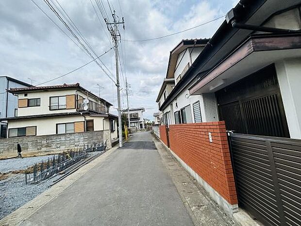 前面道路は広さがあり車両の通行にも安心感があります。舗装もしっかりしており歩行にも便利です。周囲の住宅も静かな雰囲気です。現地の状況がひと目でわかる写真です。