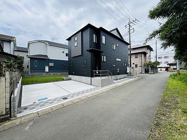 敷地内に広く整備された駐車場がありすっきりとしたスペースが特徴です。コンクリート舗装で車の出し入れもしやすい設計となっています。住宅前なので荷物の積み下ろしなどにも便利です。