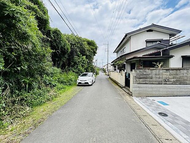 前面道路は幅があり車の通行がスムーズに行えます。周辺には緑も感じられ落ち着いた雰囲気の現地です。建物周辺は整備されており整った印象を受けます。道路と宅地の段差も少なく出入りしやすい環境です。