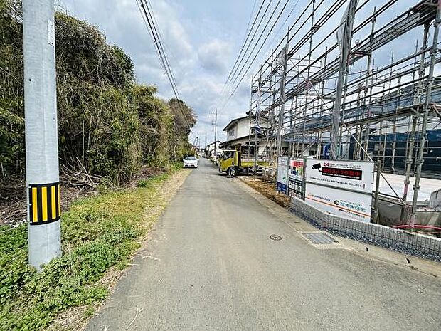 前面道路が敷地に面しており車の出入りがしやすい環境です。現地は幅のある道路に接していて周囲も見通しが良好です。建築中の新しい住まいが周囲にあり今後の発展が期待できます。