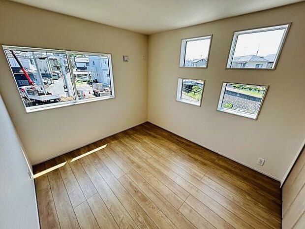ナチュラルな木目調の床が印象的な子供部屋です。複数の窓から自然光が入り明るく開放感のある印象です。シンプルな内装でお好みに合わせてアレンジが可能です。