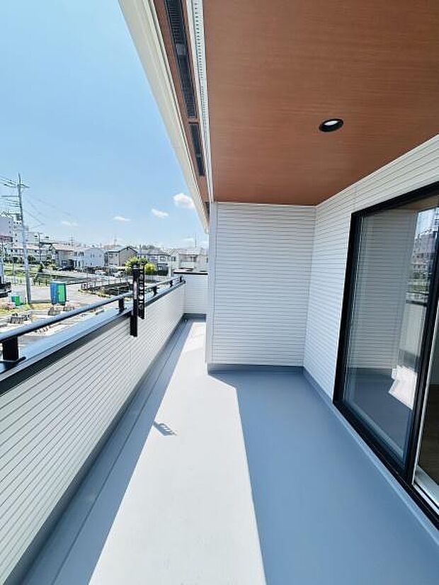 開放感あふれるバルコニーで広々とした空間が特徴です。高めの手すりにより安全性にも配慮されています。天井の照明付きで夜間も安心して利用できます。窓から気軽に出入りできる設計です。