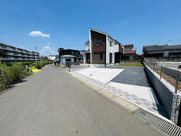 広々とした駐車スペースが確保されています。前面道路もゆとりがあり車の出し入れがしやすい環境です。敷地内はコンクリート舗装で快適に利用できます。住宅と一体感のある外構で整っています。