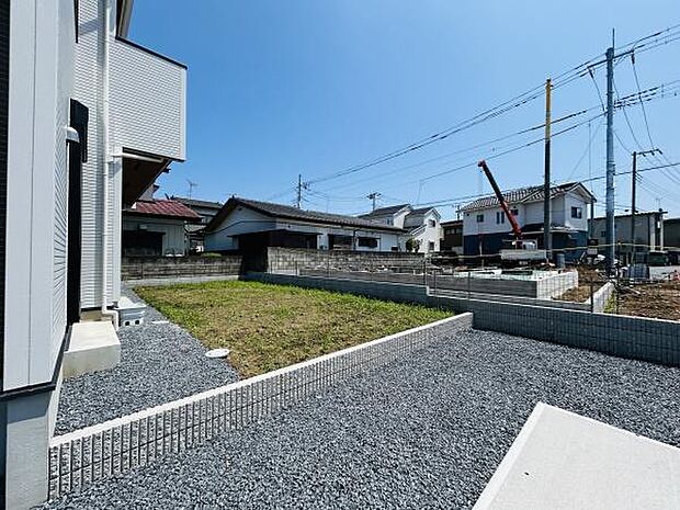 日当たりの良い庭スペースが広がっています。シンプルな造りでメンテナンスもしやすい印象です。敷地を囲むフェンスがありプライベート感も確保されています。ゆったりとした空間を実感できそうです。