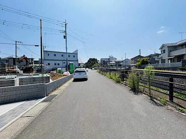 前面道路が広く車の出し入れもスムーズに行えます。周辺は戸建てが並び落ち着いた環境が整っています。見通しの良い道路で住宅の建設も進んでいるエリアです。電柱や配線もすっきりしています。