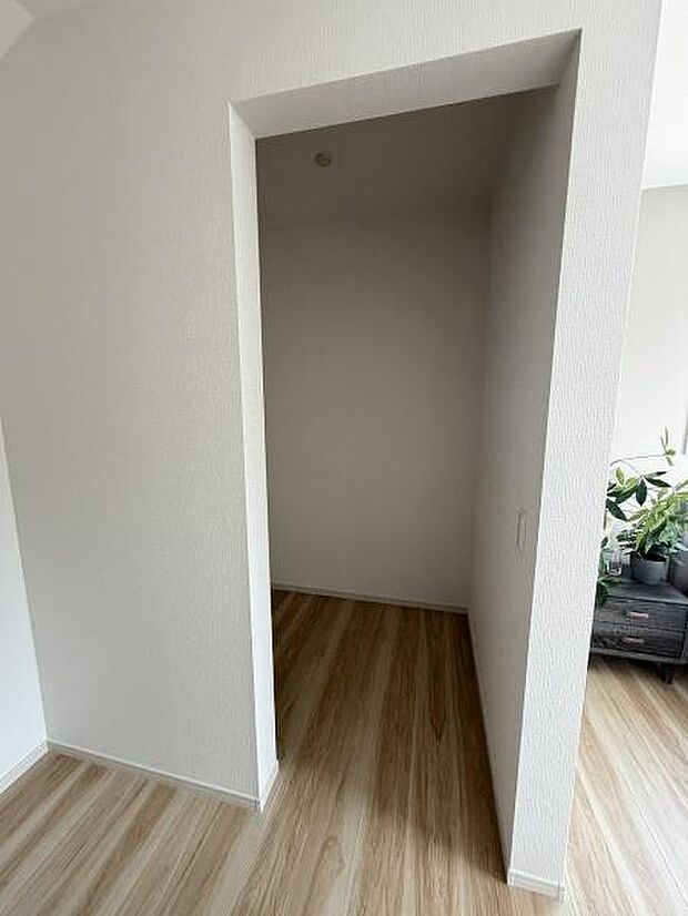 十分な奥行きがありさまざまな物をすっきりと収納できます。壁や床も清潔感がありお手入れも簡単です。シンプルなデザインで使いやすさが際立ちます。収納スペースにゆとりが感じられる間取りです。