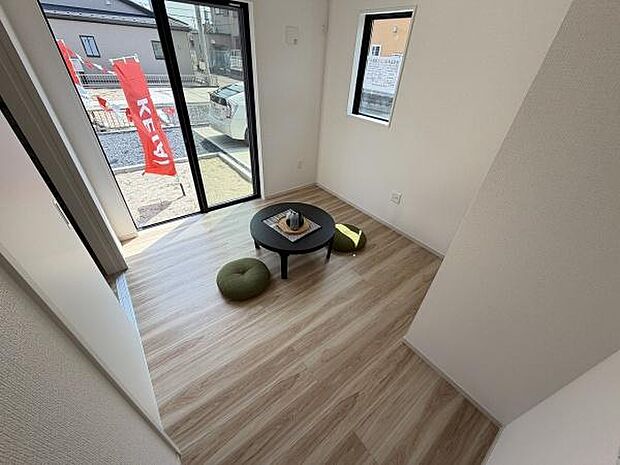 明るい日差しが差し込む洋室は開放感を感じられます。窓が多く風通しも良好です。すっきりとした内装で家具の配置もしやすい空間です。ナチュラルな床材が落ち着きある印象を演出しています。